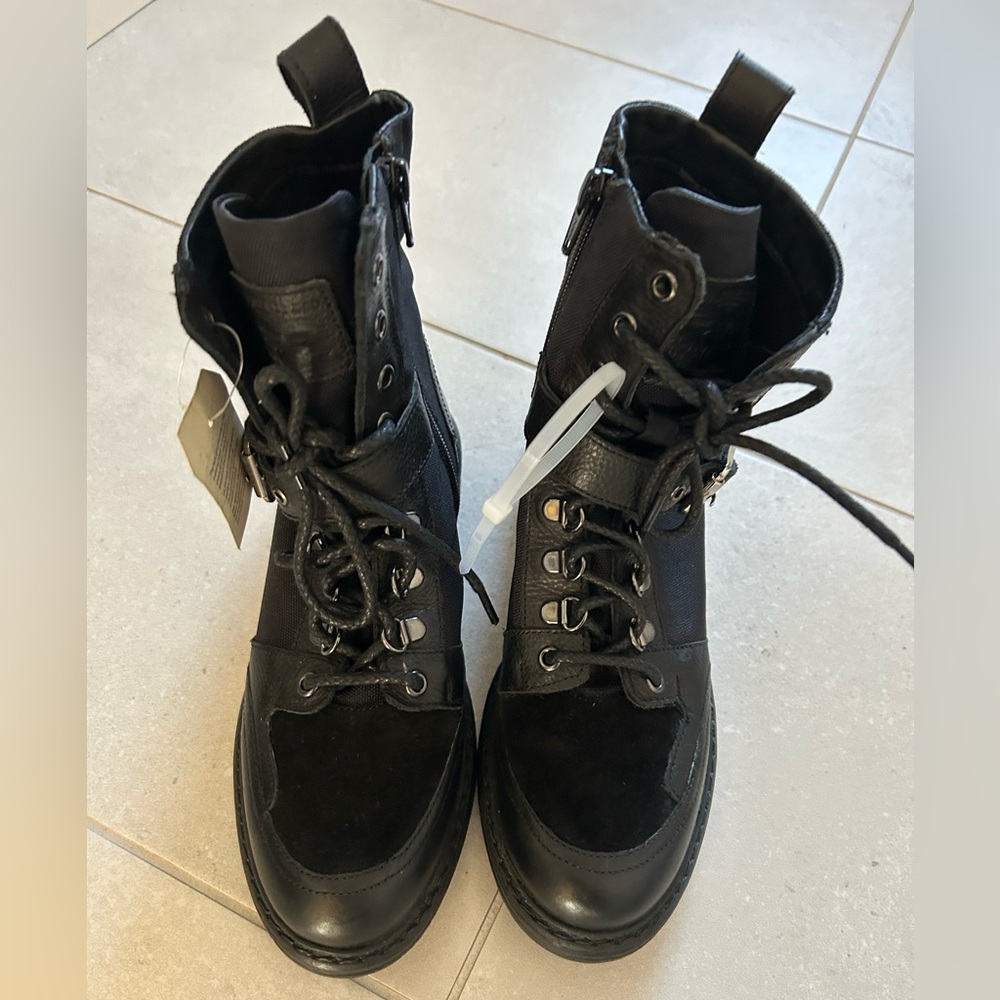 Levi’s Women’s Black Leather & Textile Lace-Up Combat Ankle Boots in Size 6